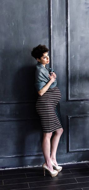 Beautiful pregnant woman at home - Foto, Imagem