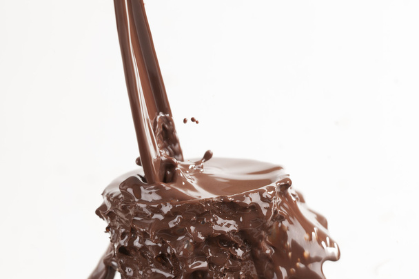 cákanec čokolády izolované na bílém pozadí - Fotografie, Obrázek