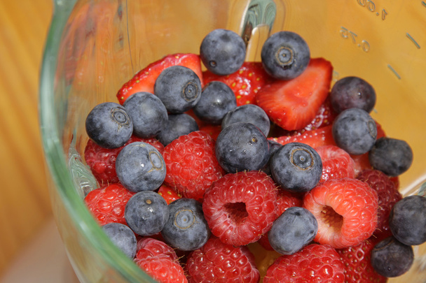 Frutta in un frullatore
 - Foto, immagini