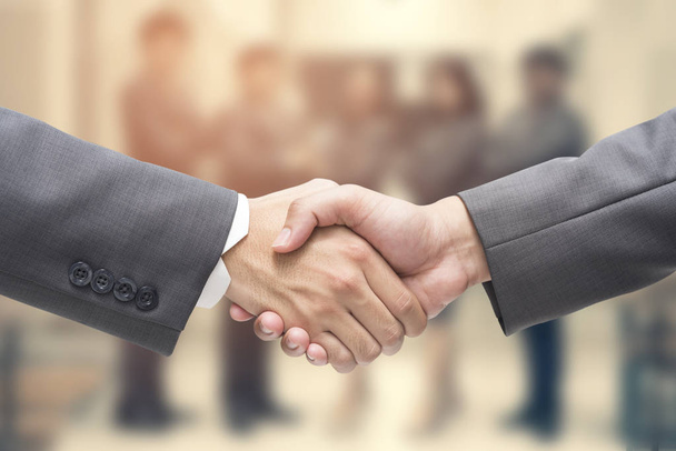 Biznesmen w czarnym garniturze Business Handshake - Zdjęcie, obraz