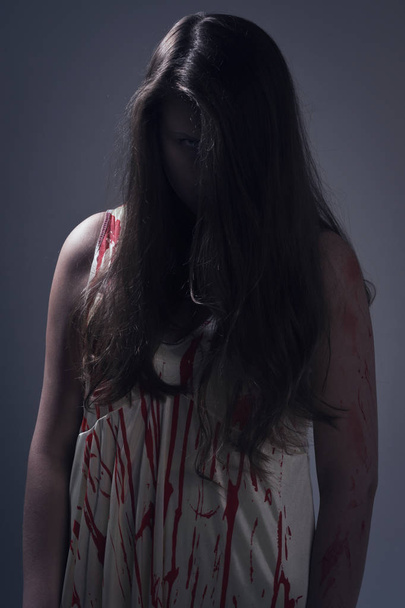 Фильм ужасов. Девушка в окровавленном платье
 - Фото, изображение