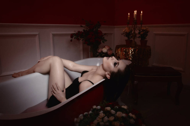 Hermosa mujer sexy en un baño rojo. Spa cuidado corporal
 - Foto, Imagen
