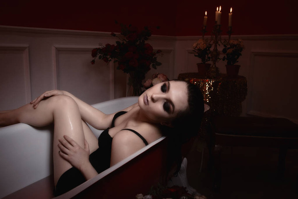 Όμορφη σέξι γυναίκα σε ένα κόκκινο μπάνιο. Περιποίηση σώματος Spa - Φωτογραφία, εικόνα