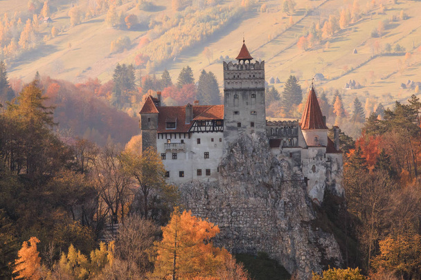 Europe, Transylvania, Romania, 13th century Castle Bran, associated with Vlad II the Impaler, AKA Dracula.Queen Marie of Romania 's later residence
. - Foto, Imagen