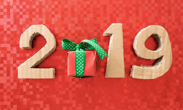 2019, трехмерные номера ручной работы из картона многократного использования, на праздничном красном фоне
. - Фото, изображение