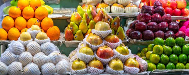 Fruit shops in the market with all kinds like: tangerines. pomegranate, orange, apple, pear, grape, mango, dragon fruit, lychee ... all Arranged on shelves look attractive and eye-catching. - Photo, Image