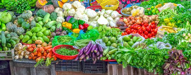 Πολύχρωμα φρέσκα οργανικά λαχανικά στην αγορά. Αυτά είναι βιταμίνες, ανόργανα άλατα, φυτικές ίνες είναι πολύ χρήσιμα για την υγεία του ανθρώπου - Φωτογραφία, εικόνα