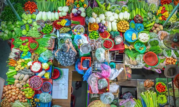 Verduras orgánicas frescas coloridas en el mercado. Estas son vitaminas, minerales, fibra son muy útiles para la salud humana
 - Foto, imagen