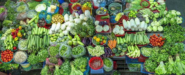 Verdure biologiche fresche colorate sul mercato. Si tratta di vitamine, minerali, fibre sono molto utili per la salute umana
 - Foto, immagini