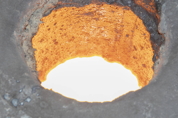 Розплавлений метал в індукційній печі для лиття Залізної промисловості
 - Фото, зображення