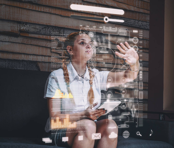 Mladá žena doma pomocí obrazovky tabletu a infograph. Futuristické uživatelské rozhraní. - Fotografie, Obrázek