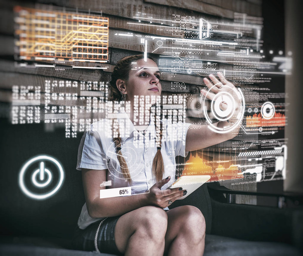 Молодая женщина с помощью планшета и экрана инфографа на home.Futuristic пользовательский интерфейс
. - Фото, изображение