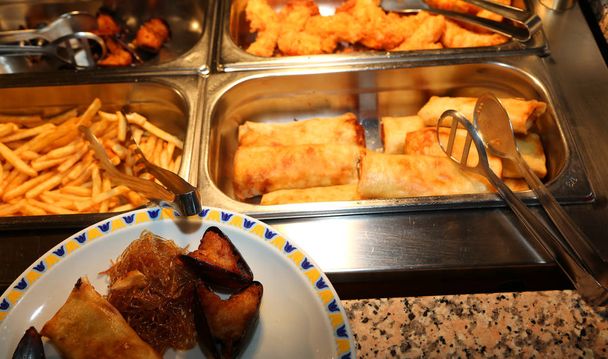bandejas con comida frita en un restaurante chino de autoservicio
 - Foto, Imagen