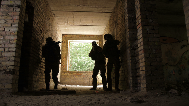 Soldaten stürmen vom Feind besetztes Gebäude - Filmmaterial, Video