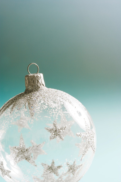üveg- és csillogó karácsonyfa barball dísz ezüst csillagok - Fotó, kép