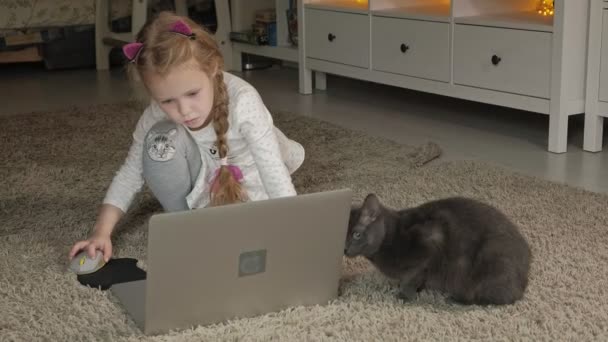 家でノートパソコンで働いてる幸せな女の子 - 映像、動画