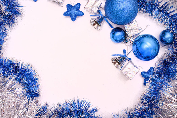Flache Lage bestehend aus blauem Weihnachtsspielzeug und Lametta - Foto, Bild