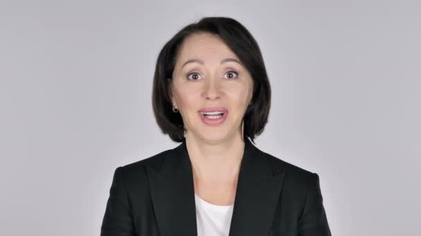 Portret szczęśliwy zdumiony bizneswoman, niespodzianka - Materiał filmowy, wideo