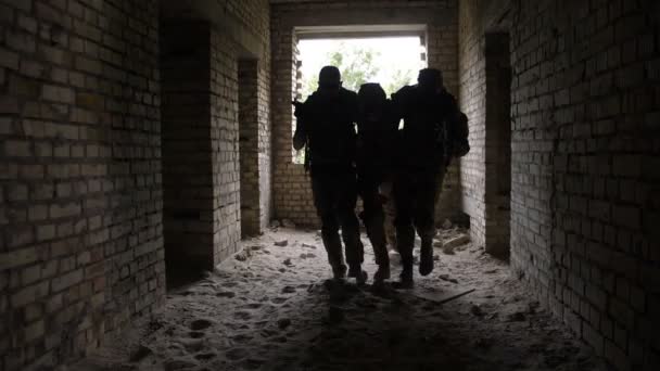 Πεζικό στρατιώτες που κουβαλούσαν τραυματίες συντροφικό πολεμιστή - Πλάνα, βίντεο