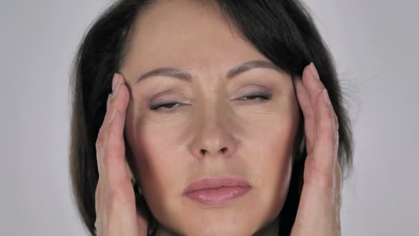 Gros plan sur le visage d'une femme d'affaires Maux de tête, stress
 - Séquence, vidéo