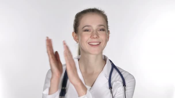 Πορτρέτο του χειροκροτούν νεαρή κοπέλα γιατρό, παλαμάκια - Πλάνα, βίντεο