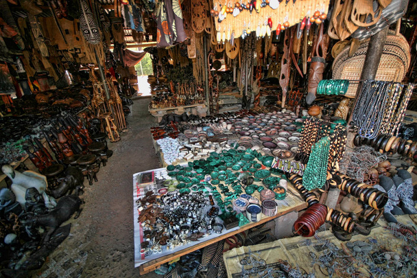  Oferta rica de lembrança no mercado, Victoria cai, Zâmbia
 - Foto, Imagem