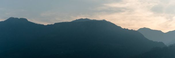 krajobraz górski Panorama w sylwetce z delikatne zachmurzone niebo niebieski godzinę - Zdjęcie, obraz