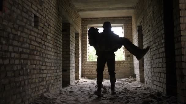 Soldat portant un camarade blessé et inconscient
 - Séquence, vidéo