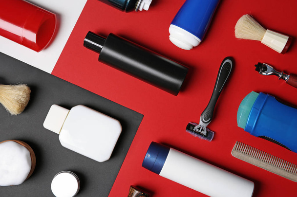 Flat lay composition with shaving accessories for men on color background - Foto, Imagem