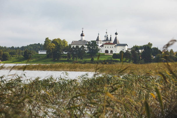 The Ferapontov Monastery on the shore of the Borodaevsky Lake. Vologda. Russian landscape - Foto, immagini
