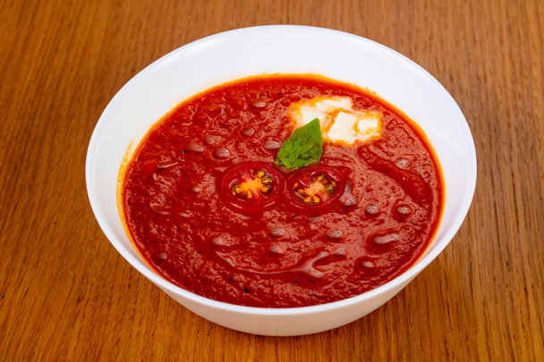 冷たいスペイン語ガスパチョトマトスープ - 写真・画像