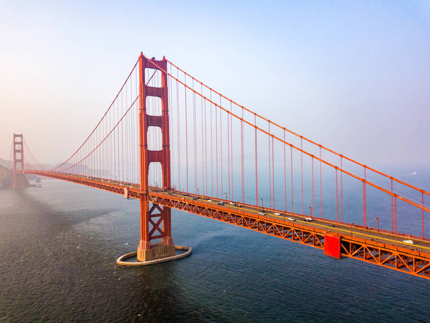 Luftaufnahme der San Francisco Golden Gate Bridge. Schöne Nahaufnahmen. - Foto, Bild