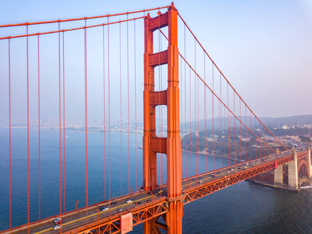 Вид с воздуха на мост Золотые ворота Сан-Франциско. Мбаппе крупным планом выстрелил. - Фото, изображение