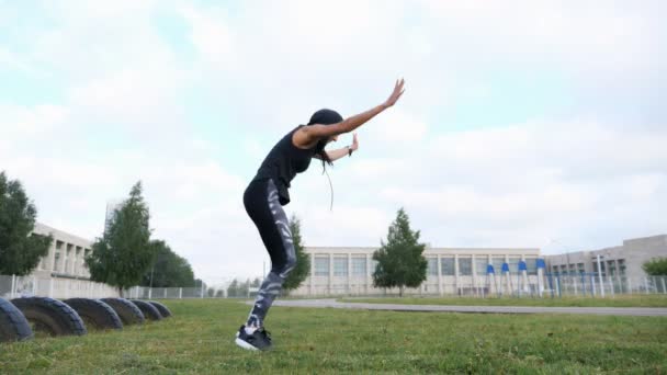 Push up nebo tisk zvýší výkon mladá žena. Dívka cvičit na trávě crossfit silového tréninku na stadionu - Záběry, video