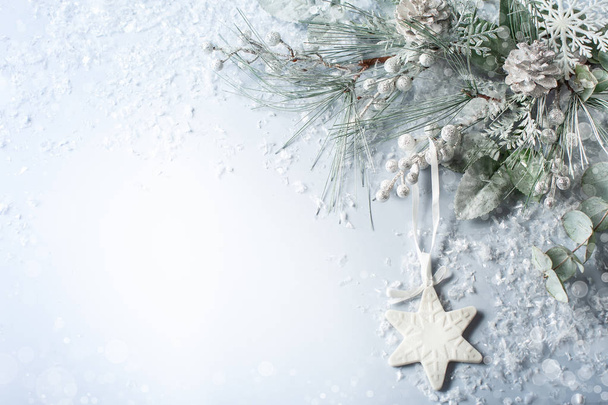 Natale e Capodanno concetto di vacanze con rami di abete nevoso e pigna su sfondo chiaro. Biglietto di auguri natalizio, vista dall'alto. - Foto, immagini