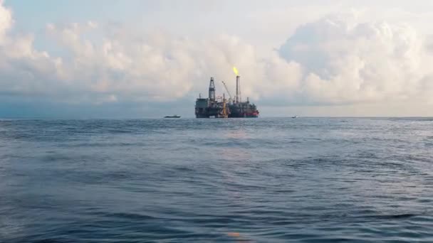 FPSO tartályhajó az olajfúró torony közelében. Tengeri olaj- és gázipar - Felvétel, videó