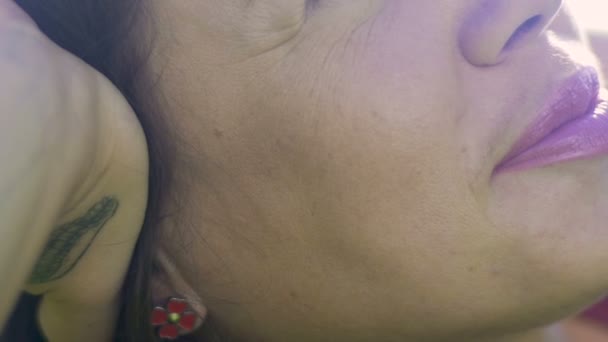 Zeitlupe Frau blickt träumend Siesta, Hand stützt Kopf lächelt angenehm - Filmmaterial, Video