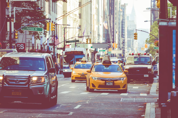 ニューヨーク - 2018 年 9 月 2 日: 夏の時間、多くの車でマンハッタンのニューヨーク市のストリート道路イエロー タクシーし、忙しい人は歩いて仕事に行く. - 写真・画像