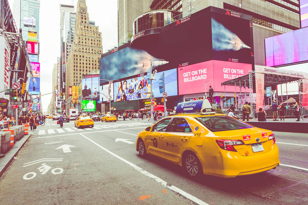 NEW YORK - 2 SEPTEMBRE 2018 : Un taxi jaune traverse Times Square, carrefour touristique animé de l'art néon et du commerce, et est une rue emblématique de New York, États-Unis
 - Photo, image