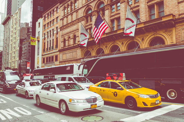 ニューヨーク - 2018 年 9 月 2 日: イエローキャブ ネオン芸術と商業の忙しい観光の交差点タイムズスクエアを駆け抜ける、ニューヨーク市、アメリカの象徴的な通り - 写真・画像