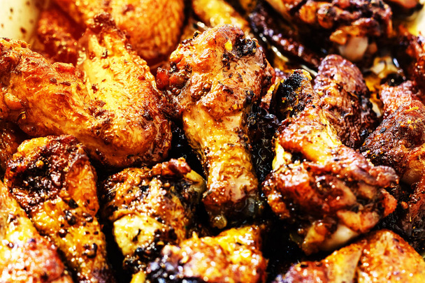 Grill. Közelkép csirke grillezett lábak egy barbecue szósszal, azonnal fogyasztható. Koncepció: élelmiszer, a szabadban, ki-ajtók. - Fotó, kép