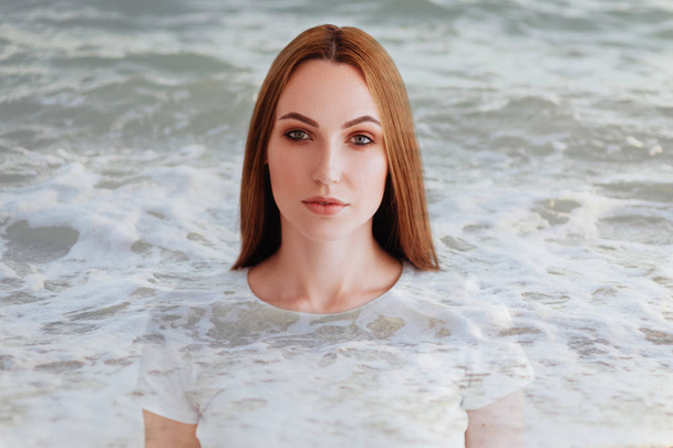 Dubbele blootstelling van meisje profiel portret en zee schuim textuur - Foto, afbeelding