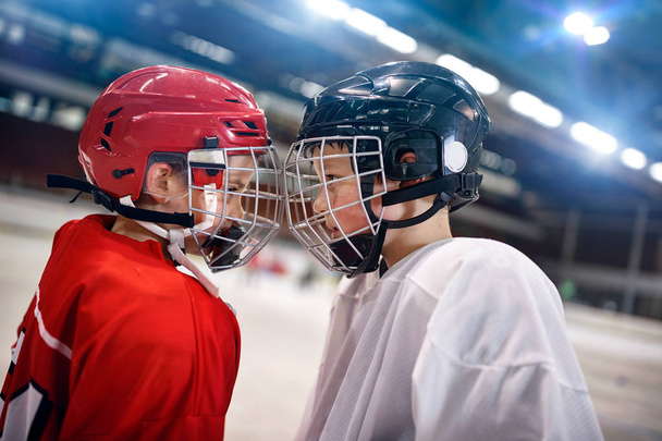 Ice Hockey - youth boys players rival - Zdjęcie, obraz
