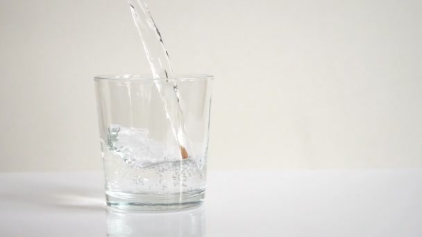Wasser, das in transparentes Glas gegossen wird. Nahsicht - Filmmaterial, Video