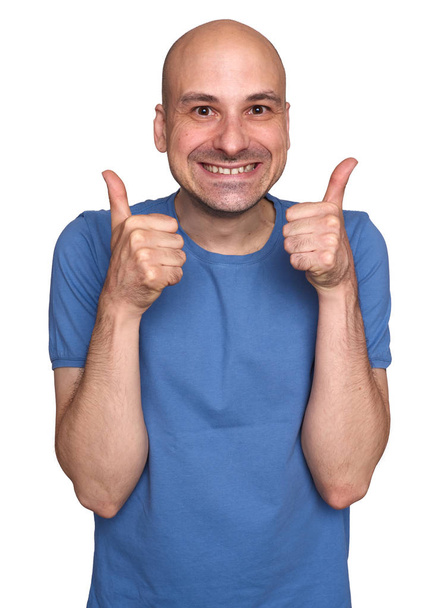 веселый смешной лысый мужчина показывает свои пальцы вверх изолированы на белом
 - Фото, изображение