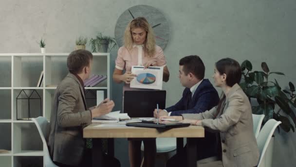 Female executive giving working tasks to employees - Felvétel, videó