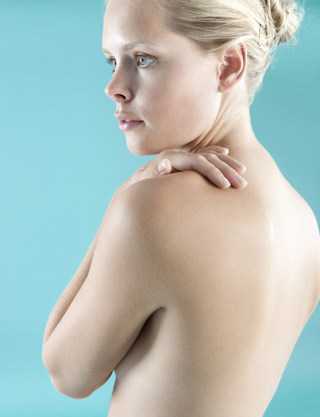 πλάγια όψη της γυμνή πλάτη και τον ώμο της γυναίκας. - Φωτογραφία, εικόνα
