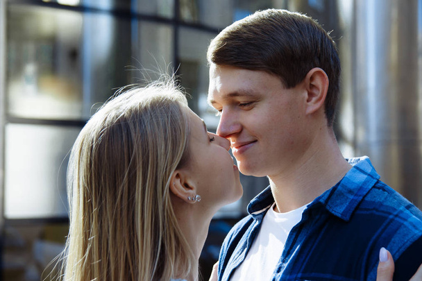 Portrait of a happy couple hugging in the street, in the city.a kiss.date - Foto, imagen
