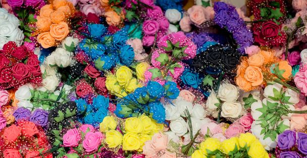 Arte floral hecho de flores artificiales de colores en vista - Foto, Imagen