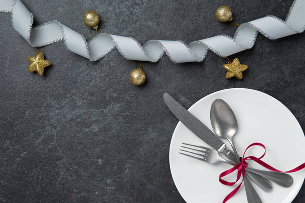 Besonderes Abendessen Weihnachten feiern Paar Familienliebhaber flach legen Draufsicht weißer Teller mit Gabellöffelmesser - Foto, Bild